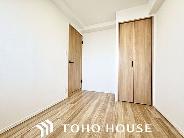 クローゼットには洋服や本を収納できるので、お部屋はすっきり広々と使うことができます。お好みの家具を自由にレイアウトしてください。
