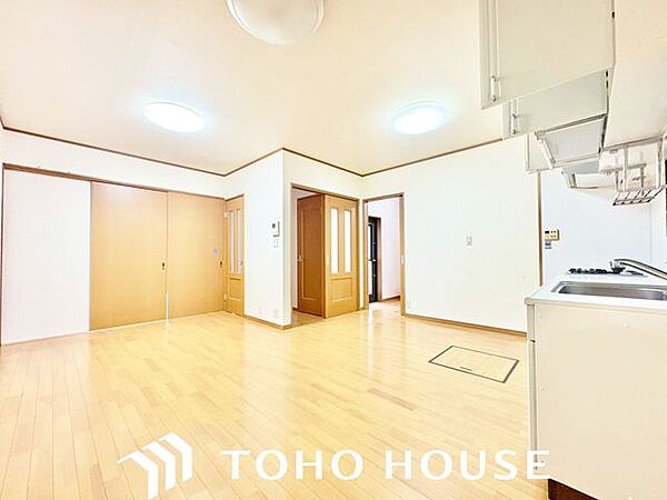 空気感という居心地の良いＢＧＭは、暮らしのステージを彩り、心からのやすらぎと満足感を与えてくれます。通風と採光を考慮したリビングは地域の鼓動を感じながらお寛ぎ頂くことが可能です。