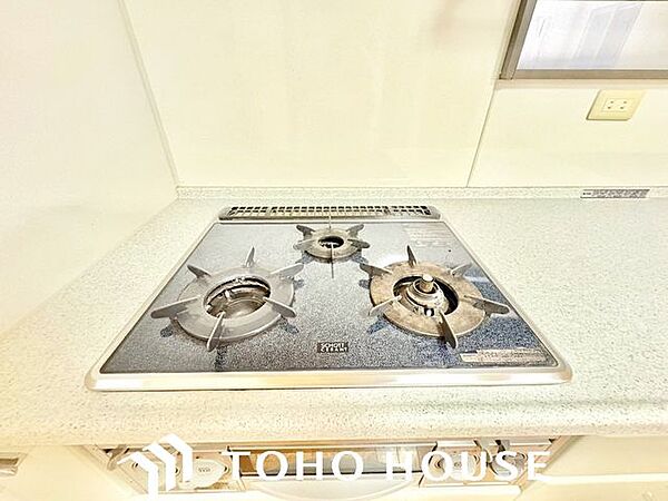 お料理をされる方には3口のコンロは必要不可欠になりますね。グリルもしっかり付いてますので美味しくお魚も焼けちゃいます。