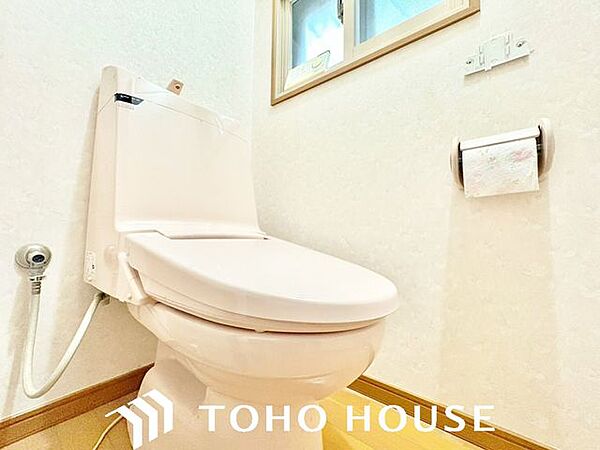 ウォシュレット機能付きのトイレは、収納が付いて実用性も兼ね備えた造り。