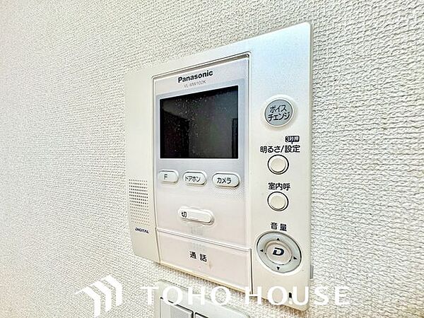 「見える安心」をカタチにしました。　誰が来てもわかる様にモニター付きインターホンを設置。快適と安らぎを合わせた優しい設計。外出時にも便利な録画機能を標準完備。