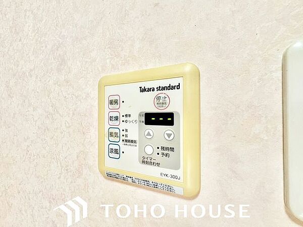 寒い日に予め浴室を暖めておく事によって、ヒートショックを防ぎます。夏の暑い日には涼風で浴室を快適に保ちます。洗濯物の乾燥機としてもお使いになって頂けますので、雨の日のお洗濯物も安心ですね。