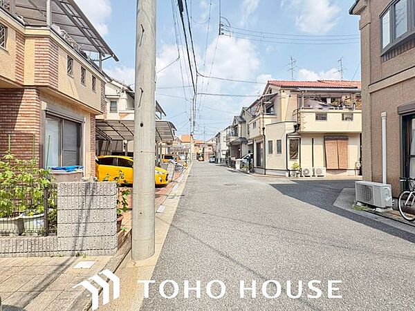 街に溶け合う美しい景観を生みだしているにも関わらず、採光や風通しを考えて設計された間取り。近隣との視線を考え、街全体で調整される窓位置。外観だけでなく、そこに住まうご家族の心地よさを最優先しました。