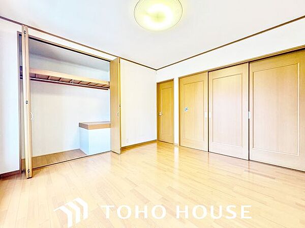 住まう方自身でカスタマイズして頂けるように「シンプル」にデザインされた室内。家具やレイアウトでお好みの空間を創り上げられます。
