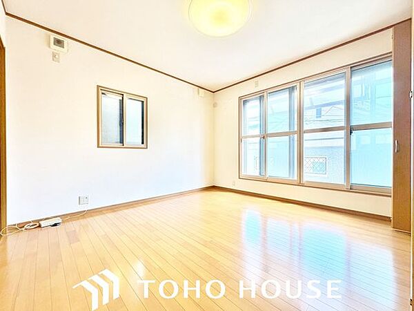 日照に恵まれたお部屋。柔らかい自然光で朝目覚める暮らしが送れるだろう。また、機能的なクローゼットを配置して、片付いた空間も実現出来そう。