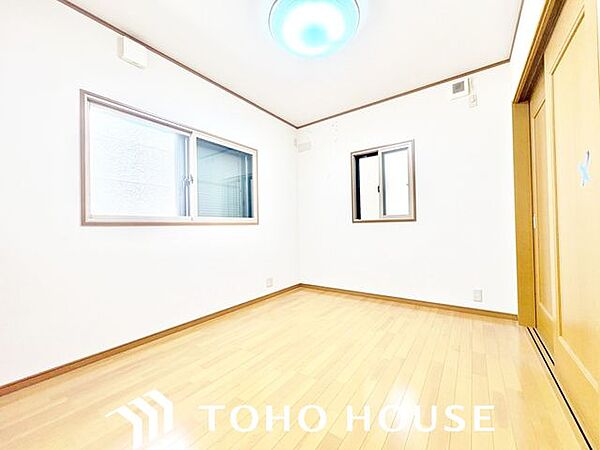 生活感を感じない空間では落ち着く事はできませんし、生活感を感じ過ぎてもいけません。絶妙な雰囲気を纏った配色や素材感を意識してコーディネート致しました。