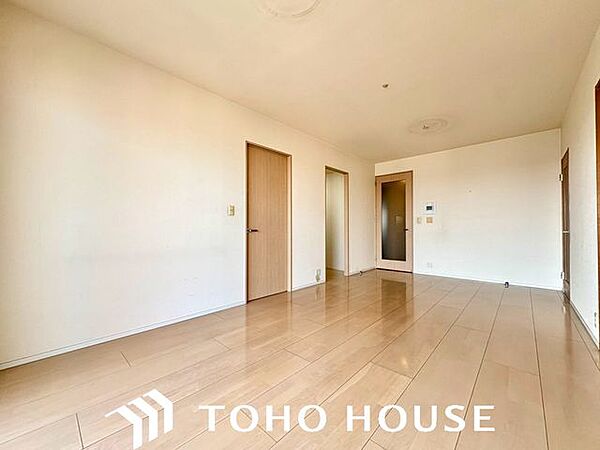 約6帖の洋室は主寝室にぴったりのお部屋です。共用廊下に面していないため独立性が高く、プライベートな時間を静かにゆったりと過ごすことができます。