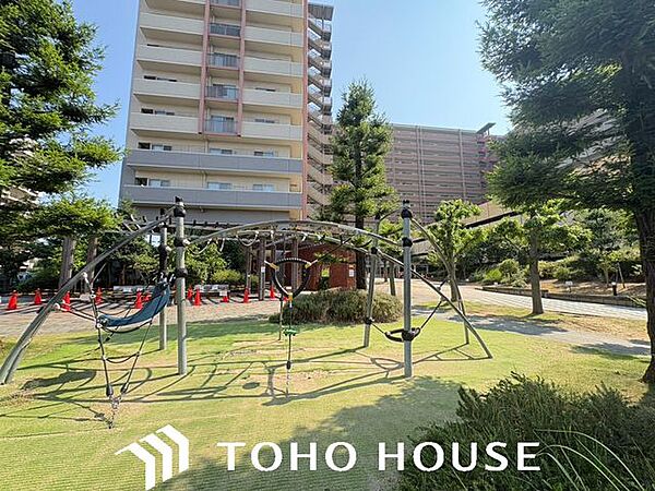 重厚感溢れるエントランスは、マンションの一つの特徴でもあります。その穏やかな佇まいに、訪れる方々は圧倒されるはず。オーナーとしてのステータスと市内アクセスの利便性を貴方の手に。