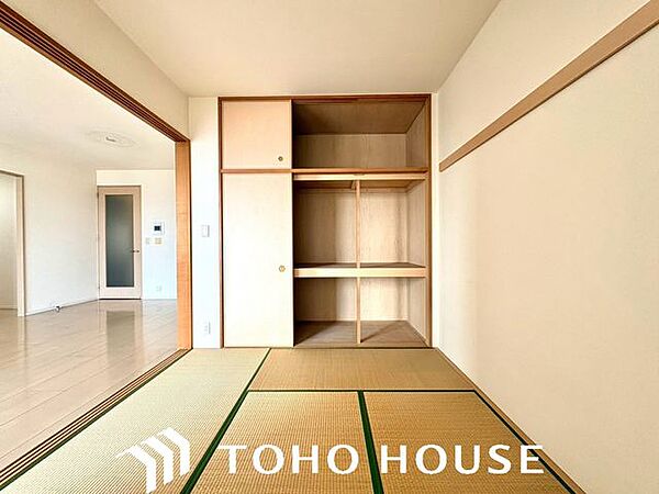 2WAY利用ができるリビング隣接の和室！スライドドアを開け放し大型リビングとしてもお使いいただけます♪家族の成長、ライフスタイルにあわせてフレキシブルに・・・♪