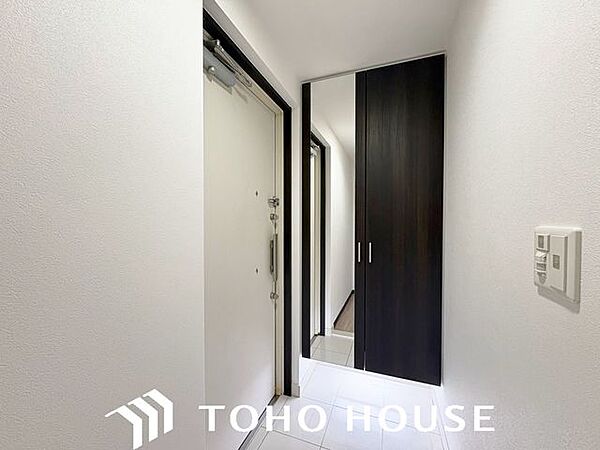 段差を抑えたフラットな設計が特徴的な、機能性の高いマンションの玄関内。備え付けのシューズボックスにより限られた空間を有効活用でき、常に清潔感のあるスッキリとした状態をキープしやすい設計です。