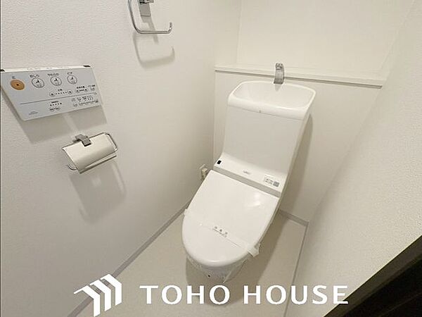 今や当たり前となったトイレの機能。温水によっておしりを洗浄してくれる優れもの。今現在の日本の住宅、約7割を超えるシェアがございます。ご家族の毎日を快適なものにいたします。