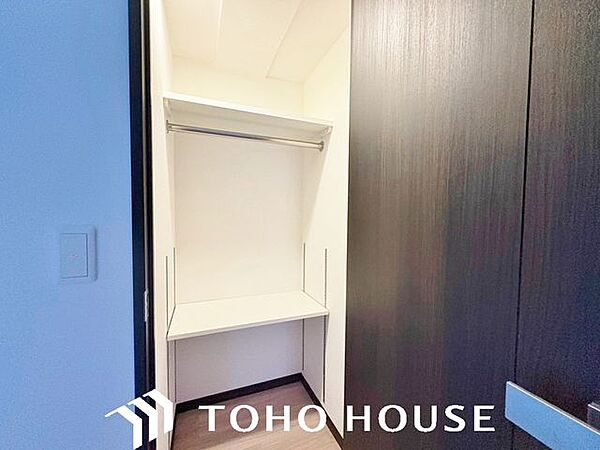 余分なものをまとめて収納してお部屋の中をすっきりできます。衣類をまとめてしまえるため管理がしやすく、スーツケースやゴルフバッグ、スキー用品といった大型用品や季節品まで収納が可能です。