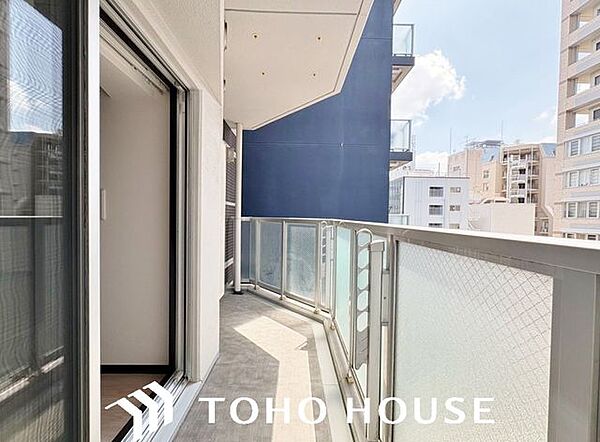 室内に明るい光と心地よい風を届ける、開放的な設計のバルコニー。手すり壁の仕様や配置により、外からの視線を適度に遮りながらも、日中の採光を効率よく取り込めるよう配慮された快適な空間です。