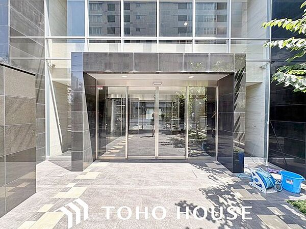 床面やガラス類が綺麗に維持されており、日頃の丁寧な巡回・清掃体制が窺えるエントランス。共有部が常に清潔に保たれていることは、物件全体の良好な管理状態と購入後の安心感を示す重要な要素です。