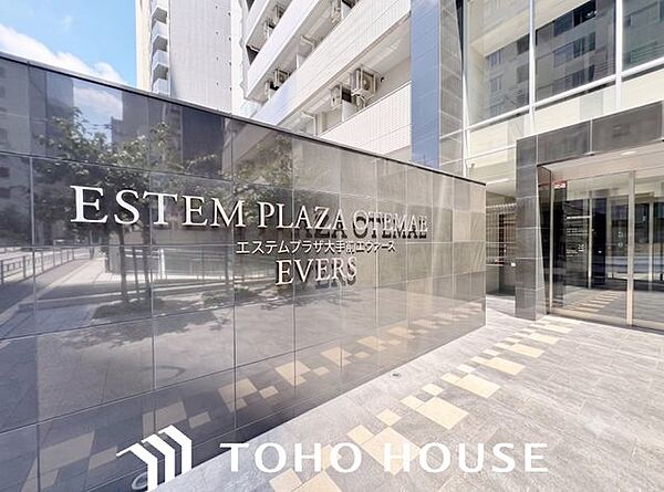 無駄な装飾を抑え、毎日の通行のしやすさと機能性を最優先に考えられたロビー。明るい採光（または夜間の照明）が足元をしっかりと照らし、天候を問わず快適に利用できる安心の造りとなっています。