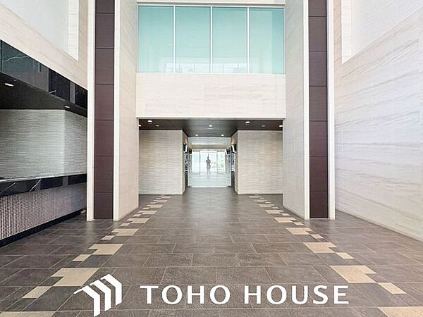 居住者の安全面やプライバシーに配慮して設計されたエントランス。不審者の侵入や部外者の立ち入りを未然に防ぐ防犯対策（またはオートロック等）が施されており、日々の暮らしに確かな安心感をもたらします。