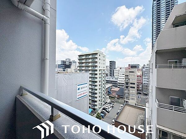 日々の暮らしに心地よいゆとりを与えてくれる、窓からのスッキリとした景色。空を近くに感じられる開放感があり、日中は室内に明るい光をもたらすため、天候や季節の移り変わりを身近に実感できる眺望です。