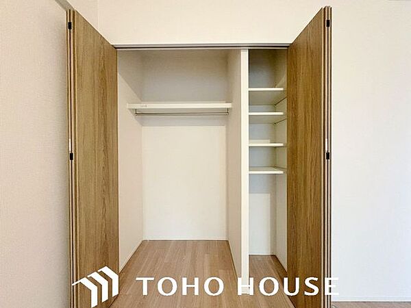 たくさんの洋服をかけてもシワになりにくいウォークインクローゼット。洋服以外にも、普段使わない家電やスーツケース、ストック品など何でも片付く嬉しい空間です。