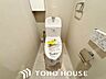 トイレ：ホワイトを基調とした、清潔感あふれるシンプルなトイレ空間。限られたスペースながらも、お手入れのしやすい床材やクロスが採用されており、日々の掃除がスムーズに行える機能的な造りに仕上がっています。