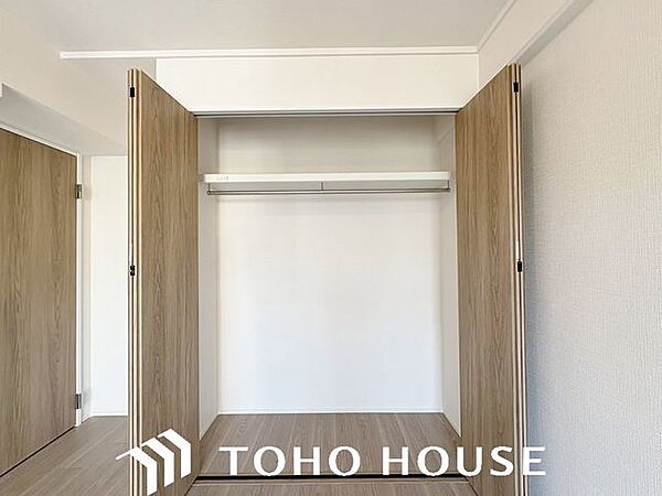 ハンガーパイプや枕棚が備え付けられた、実用的な衣類用クローゼット。丈の長いコートから季節物のケースまでスッキリと収まるため、居室内に余計な家具を置く必要がなく、お部屋を最大限広く使っていただけます。