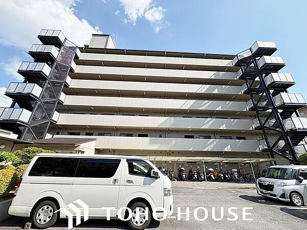 陽光を効率よく取り込めるよう、窓の配置や建物の形状に配慮された設計。外からの視線を適度に遮りながらも、室内に明るい光と心地よい風を届ける工夫が外観デザインからも見て取れます。