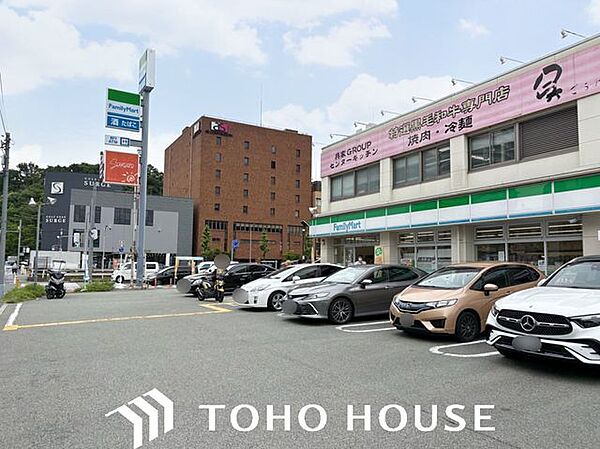 ファミリーマート箕面船場店 徒歩4分。 300m