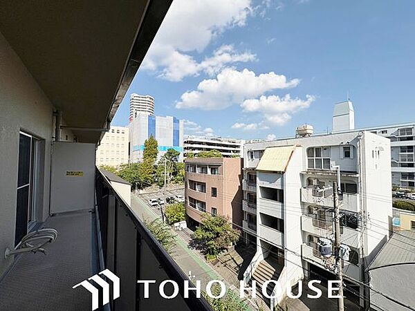 前面に極端な遮蔽物がなく、程よい開放感を確保した窓からの眺望。外からの視線が直接気になりにくい配置（または距離感）が保たれており、室内にいながら周囲の落ち着いた住環境を確認できる安心の景色です。