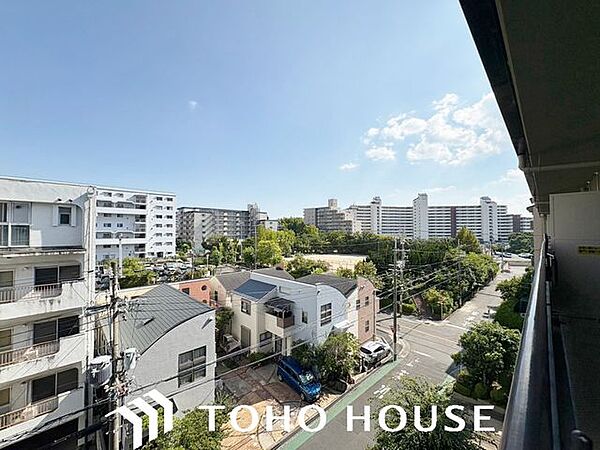 日々の暮らしに心地よいゆとりを与えてくれる、窓からのスッキリとした景色。空を近くに感じられる開放感があり、日中は室内に明るい光をもたらすため、天候や季節の移り変わりを身近に実感できる眺望です。