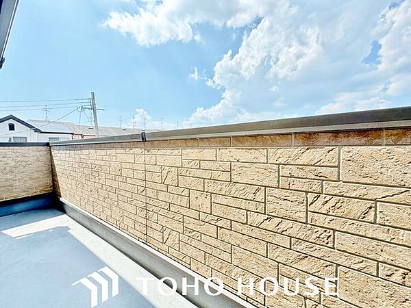 充分な広さが確保されたバルコニー。日当たりのよい住宅エリアですので、多くの陽光が降り注ぎ、室内には陽だまりを生み出してくれます。