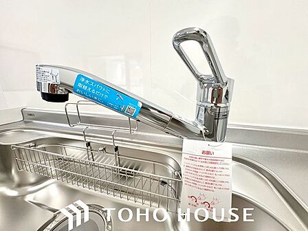 ボタンひとつで浄水と原水に切り替えられる浄水器一体型水洗を使用。お米を炊いたりする際には浄水機能をつかうこともできて、人気の商品です。