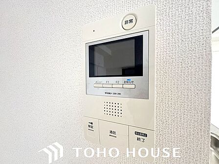 「見える安心」をカタチにしました。 誰が来てもわかる様にモニター付きインターホンを設置。快適と安らぎを合わせた優しい設計。外出時にも便利な録画機能を標準完備。