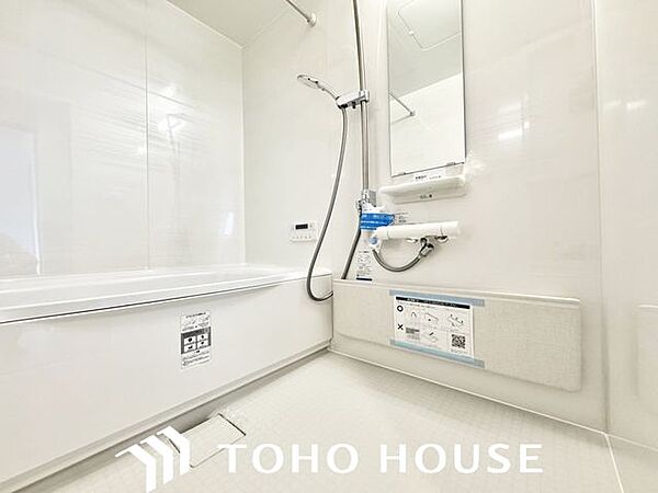 奥行きが深く、しっかり足を伸ばせる浴槽。一日の疲れも癒されます。入浴剤やバスオイルを入れて普段より贅沢な時間をお過ごしください。