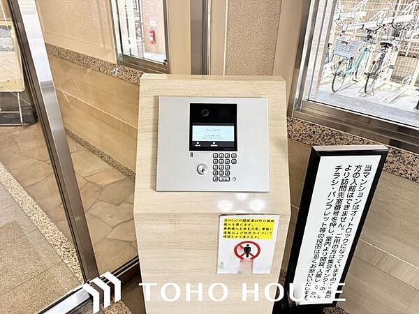 オートロック付き物件は、住民以外の人が入りにくい仕組みとなっています。空き巣などの被害に狙われにくいほか、新聞などの訪問営業や、商品の押し売りなどの営業を避けやすい環境といえます。