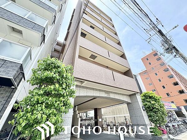 その邸が魅せる、気品・上質・重厚感・極細やかさ、そのすべては訪れた者に安らぎと品性を与える特別な空間です。ここに住むからこそ意味がある。すべての（始まり）をここから迎えます。