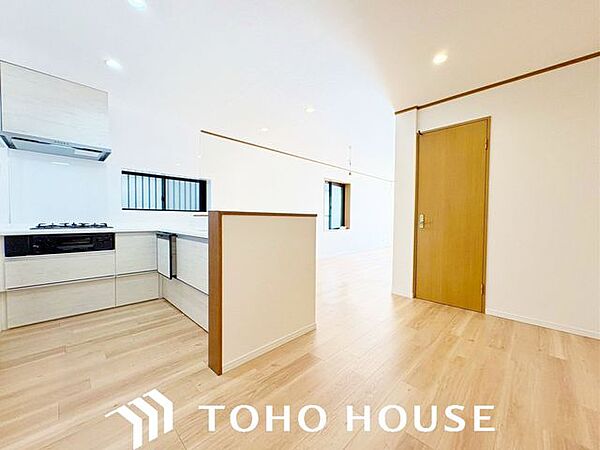 寝屋川市池田本町の中古戸建。1階部分がRC造のしっかりとしたつくりです。カウンターキッチンでお子様の様子を見ながらお料理が可能。トイレは2箇所あり、忙しい朝も快適に過ごせます。