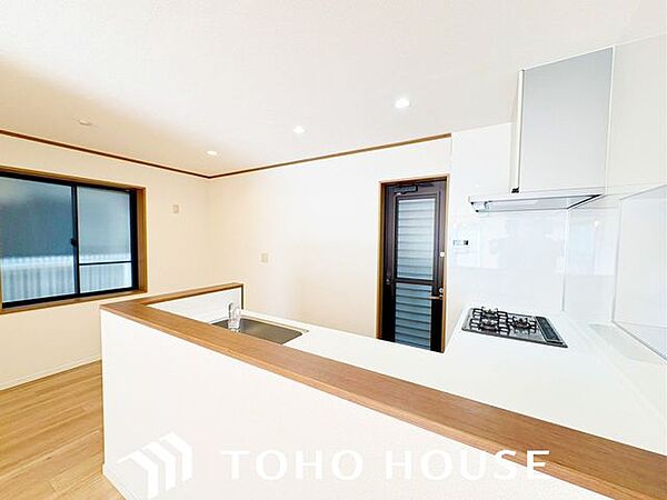 料理中も子供の成長を見逃さない。使いやすくスタイリッシュなカウンターキッチンには、その開放感もさることながら『お子様を見守りながら』の安心感があります。