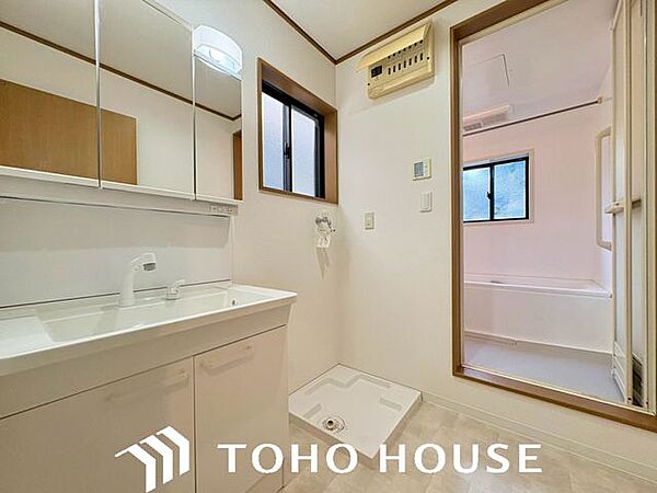 十分な大きさの洗面台は、身だしなみチェックや歯磨きなど、朝の慌ただしい時間でもホテルライクなスペースで余裕とゆとりを感じて頂けます。