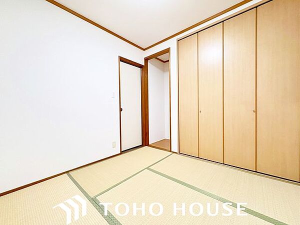 居室にはクローゼットを完備し、自由度の高い家具の配置が叶うシンプルな空間です。お子様の成長と必要になる子供部屋を与えるにはぴったりの間取りですね。