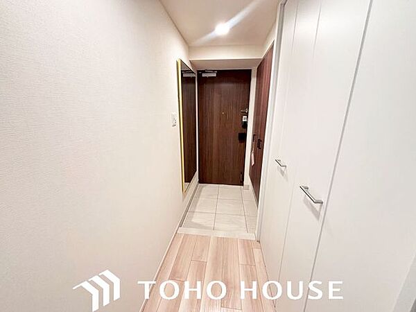 上質感漂う玄関へのアプローチ。家族の帰りを待ち、訪れる方を優しく迎える。そんな安らぎに満ちた生活空間を予感させる生活イメージが湧き出てきそうな物件です。
