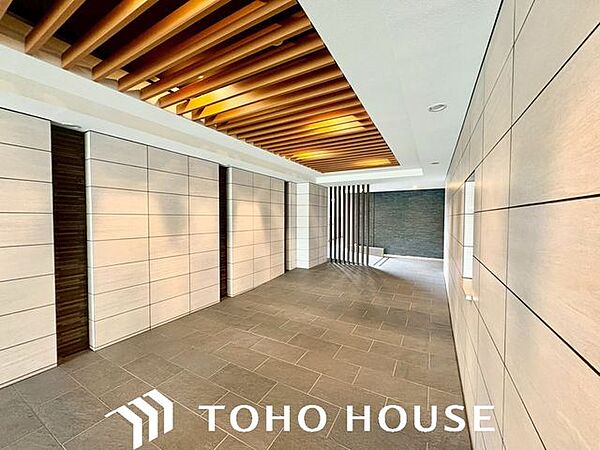 重厚感溢れるエントランスは、マンションの一つの特徴でもあります。その穏やかな佇まいに、訪れる方々は圧倒されるはず。オーナーとしてのステータスと市内アクセスの利便性を貴方の手に。