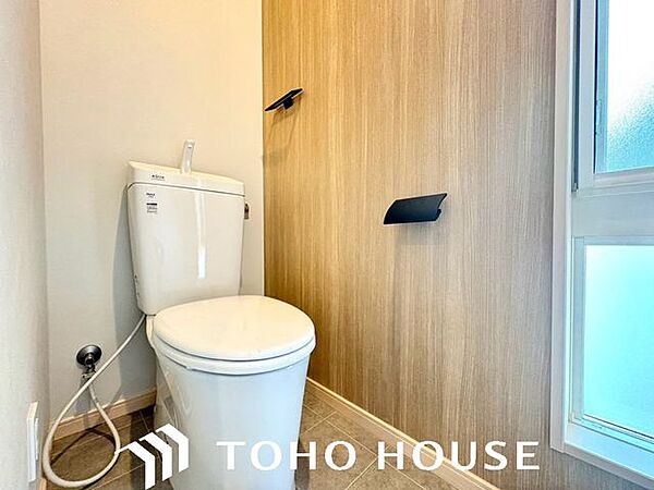 いつまでも清潔な空間であって頂けますように、目に留まるだけではなく、汚れをふき取り易いフロアと壁紙をチョイス致しました。