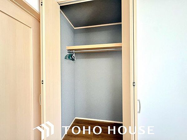 「あとちょっと収納があれば」、「ここにも収納が欲しいな」・・・誰もが一度は悩まれたご経験があるのではないでしょうか。住まう方に、より良い空間をと創造された邸宅は、住み心地の良い空間に仕上がっています。