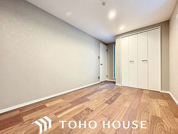 日照に恵まれたお部屋。柔らかい自然光で朝目覚める暮らしが送れるだろう。また、機能的なクローゼットを配置して、片付いた空間も実現出来そう。