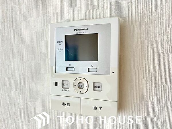 「見える安心」をカタチにしました。　誰が来てもわかる様にモニター付きインターホンを設置。快適と安らぎを合わせた優しい設計。外出時にも便利な録画機能を標準完備。
