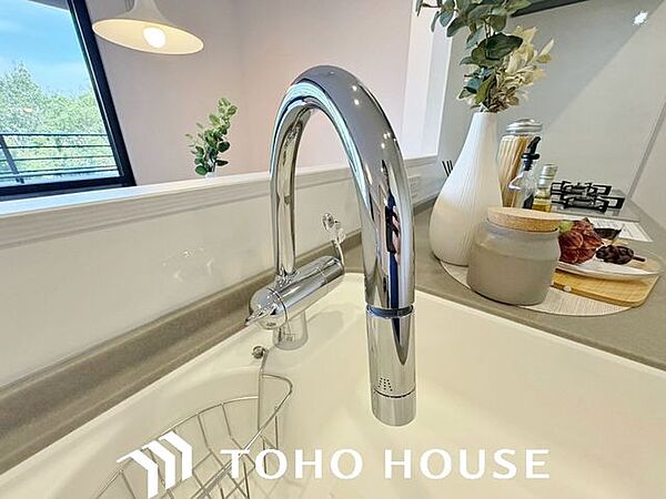 ボタンひとつで浄水と原水に切り替えられる浄水器一体型水洗を使用。お米を炊いたりする際には浄水機能をつかうこともできて、人気の商品です。