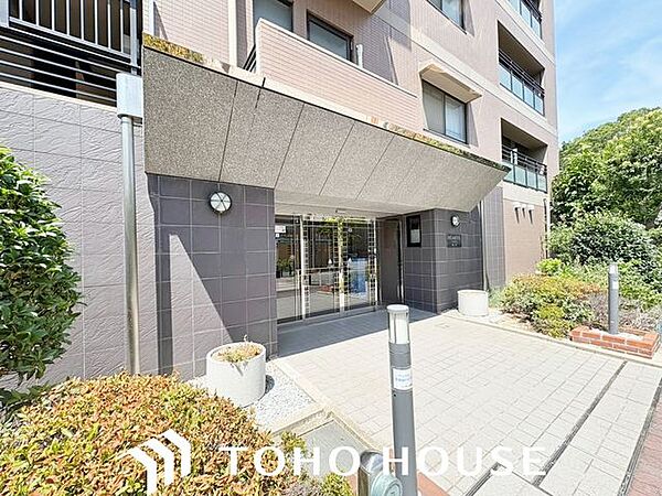 居住者の安全面やプライバシーに配慮して設計されたエントランス。不審者の侵入や部外者の立ち入りを未然に防ぐ防犯対策（またはオートロック等）が施されており、日々の暮らしに確かな安心感をもたらします。