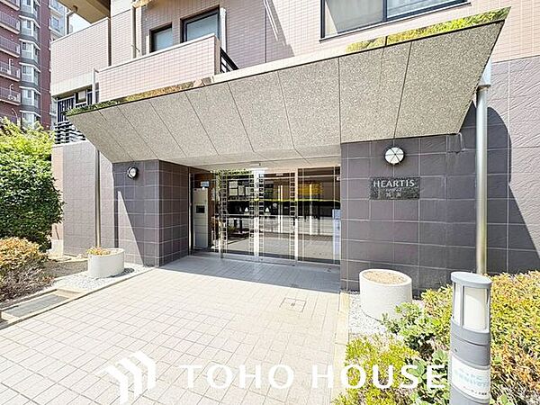 毎日の行き帰りで必ず通行する、住まいの顔となるエントランス空間。流行に左右されないオーソドックスでシンプルな設計となっており、居住者や訪れる人々を落ち着いた雰囲気でスムーズに迎え入れます。