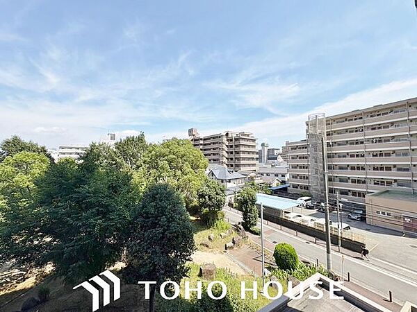 前面に極端な遮蔽物がなく、程よい開放感を確保した窓からの眺望。外からの視線が直接気になりにくい配置（または距離感）が保たれており、室内にいながら周囲の落ち着いた住環境を確認できる安心の景色です。