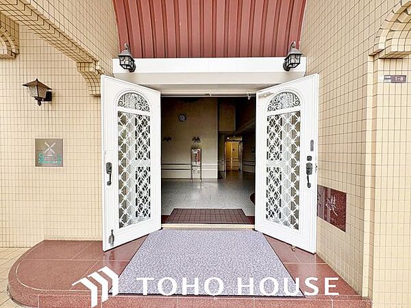 毎日の行き帰りで必ず通行する、住まいの顔となるエントランス空間。流行に左右されないオーソドックスでシンプルな設計となっており、居住者や訪れる人々を落ち着いた雰囲気でスムーズに迎え入れます。