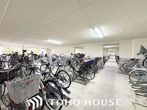 敷地内には整理整頓された駐輪場を完備。日常のお買い物や通勤・通学で自転車を利用される方にも安心・便利な共用設備となっております。